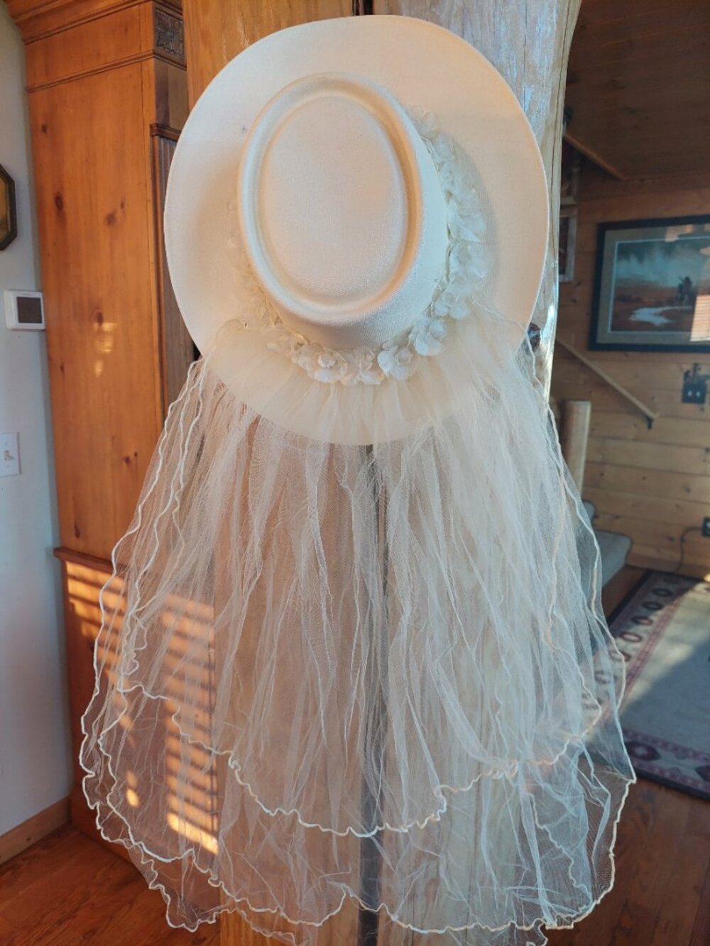 Ivory western wedding hat with veil attached, comfort stretch band inside, sz L